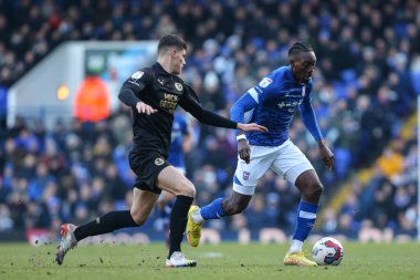 Ipswich Town 'dan Kyle Edwards 10 Aralık 2022' de Ipswich Town, Ipswich Road, İngiltere 'de Ipswich Town ile Peterborough arasındaki Sky Bet 1 karşılaşmasında top üzerinde.