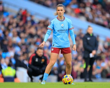 Manchester City 'den Kerstin Casparij 11 Aralık 2022' de Etihad Kampüsü 'nde Manchester City United Women - Manchester United Women maçında topu kontrol ediyor.