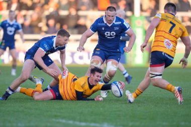Billy Burns # 10 of Ulster Rugby, 11 Aralık 2022 'de AJ Bell Stadyumu, Eccles, İngiltere' de oynanan Avrupa Şampiyonlar Kupası B Grubu Satış Köpekbalıkları vs Ulster Rugby maçında Rob Du Preez # 10 'dan top çaldıktan sonra topu geri atıyor.