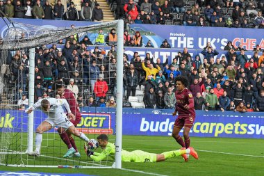 Norwich City 'den 28 numaralı Angus Gunn, 10 Aralık 2022' de Swansea City, Swansea.com Stadyumu 'nda oynanan Sky Bet Şampiyonası maçında Jay Fulton # 4' ten kurtardı.
