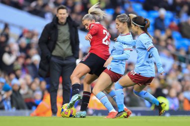 Manchester United 'dan Alessia Russo # 23 Manchester United Manchester United, İngiltere' deki Etihad Kampüsü 'nde Manchester City United Women - Manchester United Women maçında Manchester City # 4 numaralı Manchester City Bayanlar maçında topu Laia Aleixandri' den koruyor.