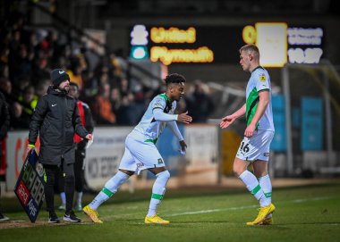 Plymouth Argyle orta saha oyuncusu Sam Cosgrove (16), 10 Aralık 2022 tarihinde Abbey Stadyumu 'nda oynanan Cambridge United - Plymouth Argyle maçında Plymouth Argyle' ın yerini aldı.