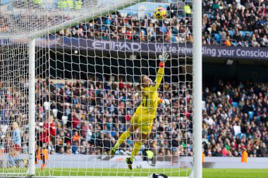 Manchester City 'den Chloe Kelly topu geçiyor ve Manchester United' ın 27 numaralı Mary Earps 'ü Manchester City United Kadınlar Süper Ligi maçında Manchester United Women' a karşı Etihad Stadyumu, Manchester United Women maçında geriyor.