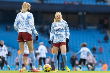 Manchester City 'den Chloe Kelly 11 Aralık 2022' de Etihad Stadyumu 'nda Manchester City United Women maçından önce ısınıyor.