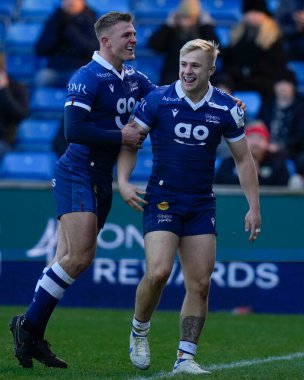 Sale Sharks 'ın 22 numaralı oyuncusu Tom Curtis, Avrupa Şampiyonlar Kupası B Grubu Satış Köpekbalıkları Ulster Rugby maçında 11 Aralık 2022' de AJ Bell Stadyumu, Eccles, İngiltere 'de gol atan Aaron Reed ile kutluyor.