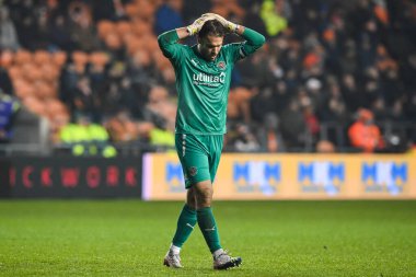 Blackpool 'dan Chris Maxwell # 1, 10 Aralık 2022' de Bloomfield Road, Blackpool 'da oynanan Blackpool-Birmingham Şampiyonası maçında yanında kaçırdığı gol nedeniyle üzgün.