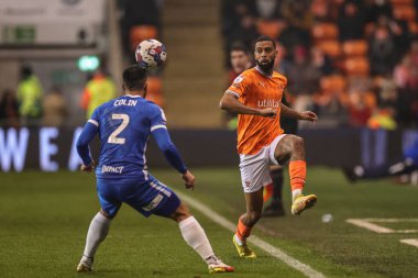 Blackpool 'dan CJ Hamilton 10 Aralık 2022' de Bloomfield Road, Blackpool 'da Blackpool-Birmingham City maçında topu çaprazlıyor.