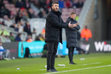 Middlesbrough 'un Michael Carrick teknik direktörü, Middlesbrough' un 10 Aralık 2022 'de Riverside Stadyumu' nda oynanan Middlesbrough-Luton Town maçında oyuncularına talimat veriyor.