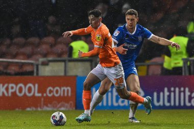 Blackpool 'dan Charlie Patino 10 Aralık 2022' de Bloomfield Road, Blackpool 'da Blackpool' a karşı oynanan Gökyüzü İddia Şampiyonası maçında topa vuruyor.