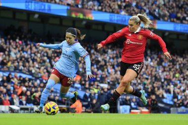 Manchester United 'dan Alessia Russo 11 Aralık 2022' de Etihad Kampüsü 'nde Manchester City United Women - Manchester United Women maçında Manchester Cityl' in 25 numarası Yui Hasegawa 'yı yakalamak için koşuyor.