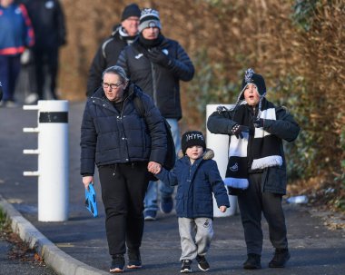 Swansea taraftarları 10 Aralık 2022 tarihinde Swansea.com, Swansea, İngiltere 'de oynanan Swansea City-Norwich City maçında maç için geldiler.