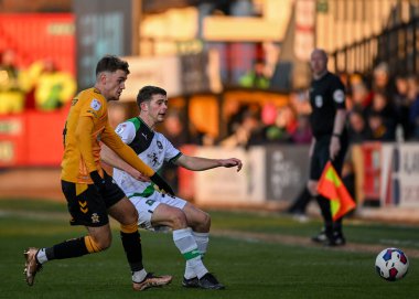 Plymouth Argyle orta saha oyuncusu Matt Butcher (7), 10 Aralık 2022 tarihinde Abbey Stadyumu, Cambridge, İngiltere 'de oynanan Cambridge United - Plymouth Argyle maçında top için mücadele etti.