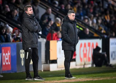 Plymouth Argyle Müdürü Steven Schumacher ve Plymouth Argyle Müdür Yardımcısı Mark Hughes, Cambridge United - Plymouth Argyle maçında mağdur görünüyor.