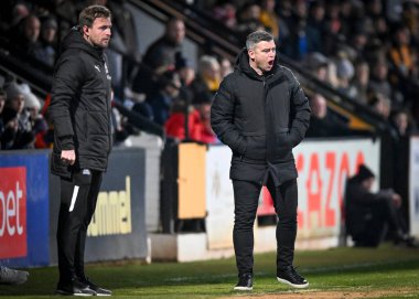 Plymouth Argyle Müdürü Steven Schumacher ve Plymouth Argyle Müdür Yardımcısı Mark Hughes, Cambridge, Cambridge 'deki Abbey Stadyumu' nda oynanan Cambridge United - Plymouth Argyle maçında yedek kulübesine işaret ederek el kol hareketi ve bağırışlar yaptılar.