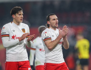 Hull City 'den Lewis Coyle # 2 (sağda), 11 Aralık 2022' de İngiltere 'nin Watford kentindeki Vicarage Road' da oynanan Sky Bet Şampiyonası maçından sonra gezgin taraftarları alkışlıyor.