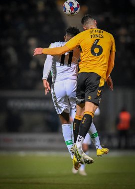 Plymouth Argyle forvet Niall Ennis (11) ve Cambridge United defans oyuncusu Lloyd Jones (6), Cambridge United - Plymouth Argyle maçında 10 Aralık 2022 'de Abbey Stadyumu, Birleşik Krallık' ta karşı karşıya geldiler.