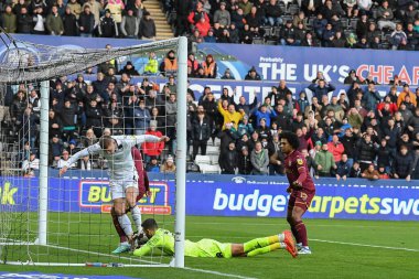 Norwich City 'den 28 numaralı Angus Gunn, 10 Aralık 2022' de Swansea City, Swansea.com Stadyumu 'nda oynanan Sky Bet Şampiyonası maçında Jay Fulton # 4' ten kurtardı.