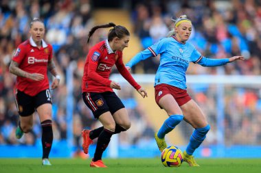 Manchester City 'den Chloe Kelly, Manchester United' ın Etihad Kampüsü 'nde Manchester City United kadınlara karşı oynadığı FA Kadınlar Süper Ligi maçında Hannah Blundell # 6' nın baskısı altında pas veriyor.