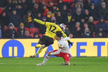 Watford 'lu Ken Sema # 12, 11 Aralık 2022' de İngiltere 'nin Watford şehrinde oynanan Sky Bet Şampiyonası' nda Hull City 'li Alfie Jones # 5' e faul yaptı.