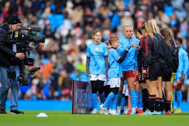 Manchester City 'den Alex Greenwood 11 Aralık 2022' de Etihad Kampüsü 'nde Manchester City United Women - Manchester United Women maçının öncesinde United oyuncularına hoş geldin diyor.