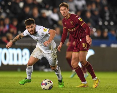 Norwich City 'den Kieran Dowell # 10 ve Swansea City' den Ryan Manning # 3, Sky Bet Şampiyonası maçında Swansea City Norwich City 'ye karşı Swansea.com Stadyumu, Swansea, Birleşik Krallık, 10 Aralık 2022