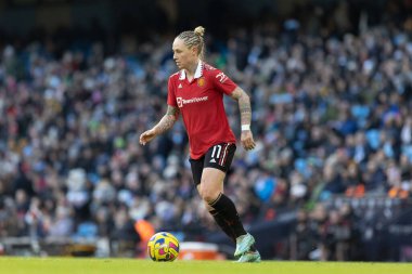 Manchester United takımının 11 numaralı oyuncusu Leah Galton, 11 Aralık 2022 tarihinde Manchester City United Women maçında Etihad Stadyumu 'nda Manchester United Women' a karşı.