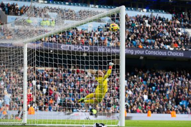 Manchester City 'den Chloe Kelly topu geçiyor ve Manchester United' ın 27 numaralı Mary Earps 'ü Manchester City United Kadınlar Süper Ligi maçında Manchester United Women' a karşı Etihad Stadyumu, Manchester United Women maçında geriyor.