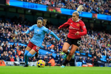 Manchester United 'dan Alessia Russo 11 Aralık 2022' de Etihad Kampüsü 'nde Manchester City United Women - Manchester United Women maçında Manchester Cityl' in 25 numarası Yui Hasegawa 'yı yakalamak için koşuyor.