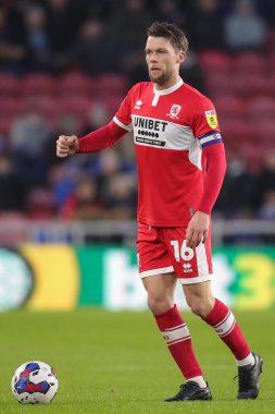 Middlesbrough 'dan Jonathan Howson 10 Aralık 2022' de Middlesbrough, Middlesbrough 'a karşı Luton Town' da oynanan Gökyüzü İddia Şampiyonası maçında topun üzerinde.
