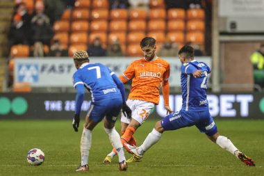 Blackpool 'dan Luke Garbutt 10 Aralık 2022' de Bloomfield Road, Blackpool 'da Blackpool-Birmingham City maçında pas veriyor.