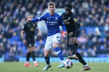 Ipswich Town 'dan Leif Davis # 3 ve Peterborough United' dan Ricky Jade-Jones # 17 numaralı top için Ipswich Town - Peterborough maçı sırasında Ipswich Road, Ipswich, İngiltere, 10 Aralık 2022