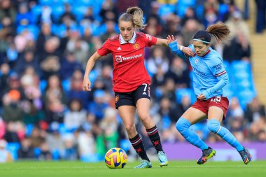Manchester United 'dan Ella Toone, Manchester United' ın 11 Aralık 2022 tarihinde Etihad Kampüsü 'nde Manchester City United Women - Manchester United Women maçında Manchester City' den 25 numaralı Yui Hasegawa 'yı durdurdu.
