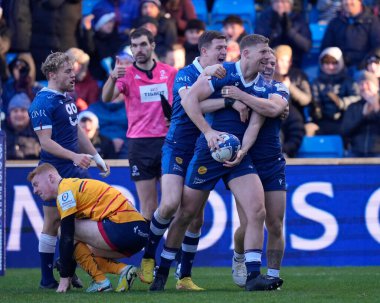 Satış Köpekbalığı 10 numaralı Rob Du Preez, 11 Aralık 2022 'de AJ Bell Stadyumu' nda Avrupa Şampiyonlar Kupası B Grubu 'nda oynanan Sale Sharks ve Ulster Rugby karşılaşmasını kutluyor.