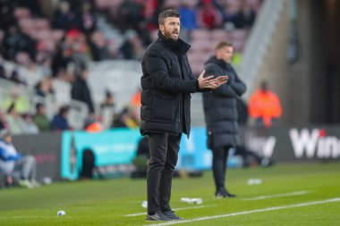Middlesbrough 'un Michael Carrick teknik direktörü, Middlesbrough' un 10 Aralık 2022 'de Riverside Stadyumu' nda oynanan Middlesbrough-Luton Town maçında oyuncularına talimat veriyor.