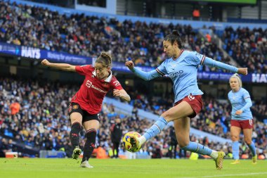 Manchester United 'dan Ona Batlle # 2 Manchester United, Manchester United' da Manchester City United Women - Manchester United Women maçında Manchester City # 15 numara Leila Ouahabi 'nin izlediği barı geçiyor.