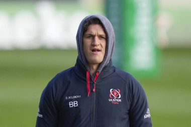Ulster Rugby 'den Billy Burns 11 Aralık 2022' de AJ Bell Stadyumu 'nda Avrupa Şampiyonlar Kupası B Grubu Satış Köpekbalıkları Ulster Rugby maçından önce sahaya bakıyor.