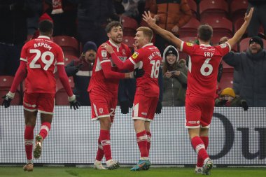 Middlesbrough 'dan 25 numaralı Matt Crooks takım arkadaşlarıyla golünü kutluyor ve Sky Bet Şampiyonası' nın ikinci yarısında Middlesbrough - Luton Town Riverside Stadyumu, Middlesbrough, Birleşik Krallık, 10.12.2022