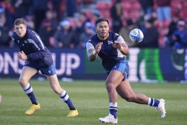 Manu Tuilagi # 12 of Sale Sharks Avrupa Şampiyonlar Kupası B Grubu karşılaşmasından önce ısınıyor Sale Sharks Ulster Rugby 'ye karşı AJ Bell Stadyumu, Eccles, İngiltere, 11 Aralık 2022