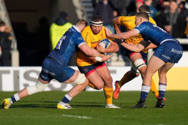 Ulster Rugby 'den Rob Herring # 2, Jean-Luc Du Preez # 6, Avrupa Şampiyonlar Kupası B Grubu Satış Köpekbalığı Ulster Rugby maçında koşuyor. AJ Bell Stadyumu, Eccles, 11 Aralık 2022