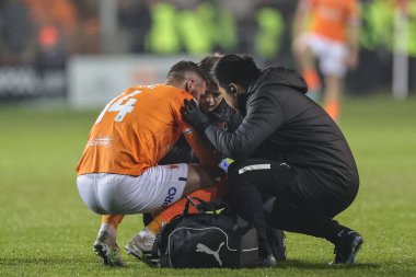 Blackpool 'dan Gary Madine 10 Aralık 2022' de Bloomfield Road, Blackpool 'da Blackpool-Birmingham City maçında tedavi gördü.