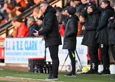 Plymouth Argyle teknik direktörü Steven Schumacher, 10 Aralık 2022 'de Cambridge' deki Abbey Stadyumu 'nda oynanan Sky Bet 1 karşılaşmasında Cambridge United ve Plymouth Argyle' ı işaret ederek el kol hareketi yapıyor ve bağırıyor.