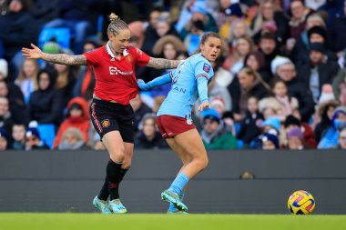 Manchester City 'den Kerstin Casparij # 2 numara Manchester United' ın 11 numaralı Leah Galton tişörtünü 11 Aralık 2022 'de Etihad Kampüsü' nde Manchester City Women vs Manchester United Women maçında elinde tutuyor.
