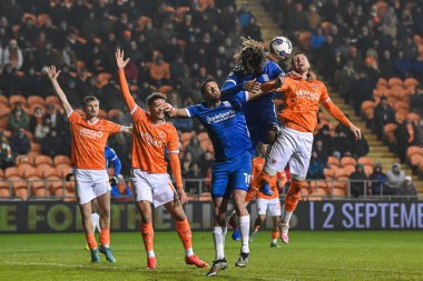 Blackpool 'dan James Husband # 3 ve Birmingham City' den Dion Sanderson # 28 numara Blackpool - Birmingham City maçı sırasında 10 Aralık 2022 'de Bloomfield Road, Blackpool' da karşı karşıya geldiler.