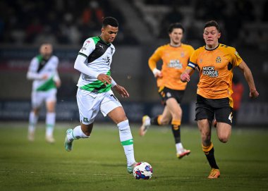 Plymouth Argyle forveti Morgan Whittaker (19) Cambridge United orta saha oyuncusu Paul Digby (4) ile Cambridge United - Plymouth Argyle maçında pas attı.