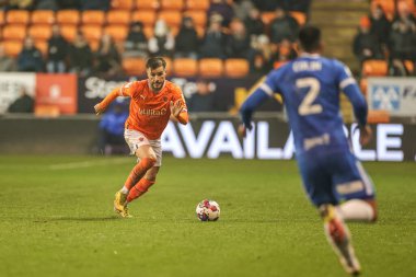 Blackpool 'dan Luke Garbutt 10 Aralık 2022' de Bloomfield Road, Blackpool 'da oynanan Blackpool-Birmingham City maçında topu aldı.