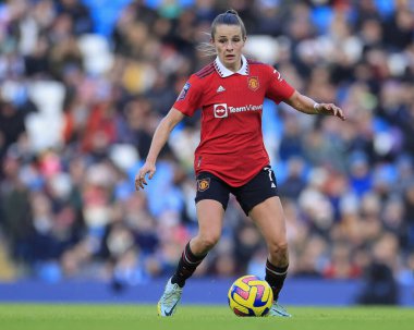 Manchester United 'dan Ella Toone 11 Aralık 2022' de Etihad Kampüsü 'nde Manchester City United Women - Manchester United Women maçında topla koşuyor.