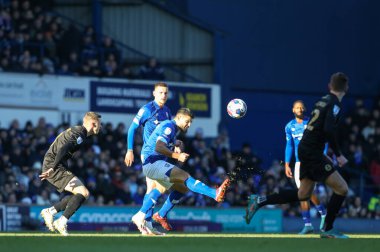 Ipswich Town 'dan Sam Morsy 10 Aralık 2022' de Ipswich Road, Ipswich, İngiltere 'de oynanan Sky Bet 1 karşılaşmasında pas veriyor.