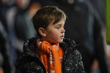 Genç bir Blackpool taraftarı, 10 Aralık 2022 'de İngiltere' de Bloomfield Road, Blackpool 'da oynanan Blackpool-Birmingham maçı sırasında atkısını takmıştı.