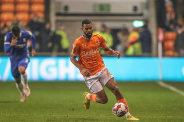 Blackpool 'dan CJ Hamilton 10 Aralık 2022' de Bloomfield Road, Blackpool 'da Blackpool' a karşı oynanan Gökyüzü İddia Şampiyonası maçında topu kırıyor.