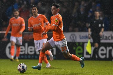 Blackpool 'dan Charlie Patino 10 Aralık 2022' de Bloomfield Road, Blackpool 'da Blackpool' a karşı oynanan Gökyüzü İddia Şampiyonası maçında topa vuruyor.